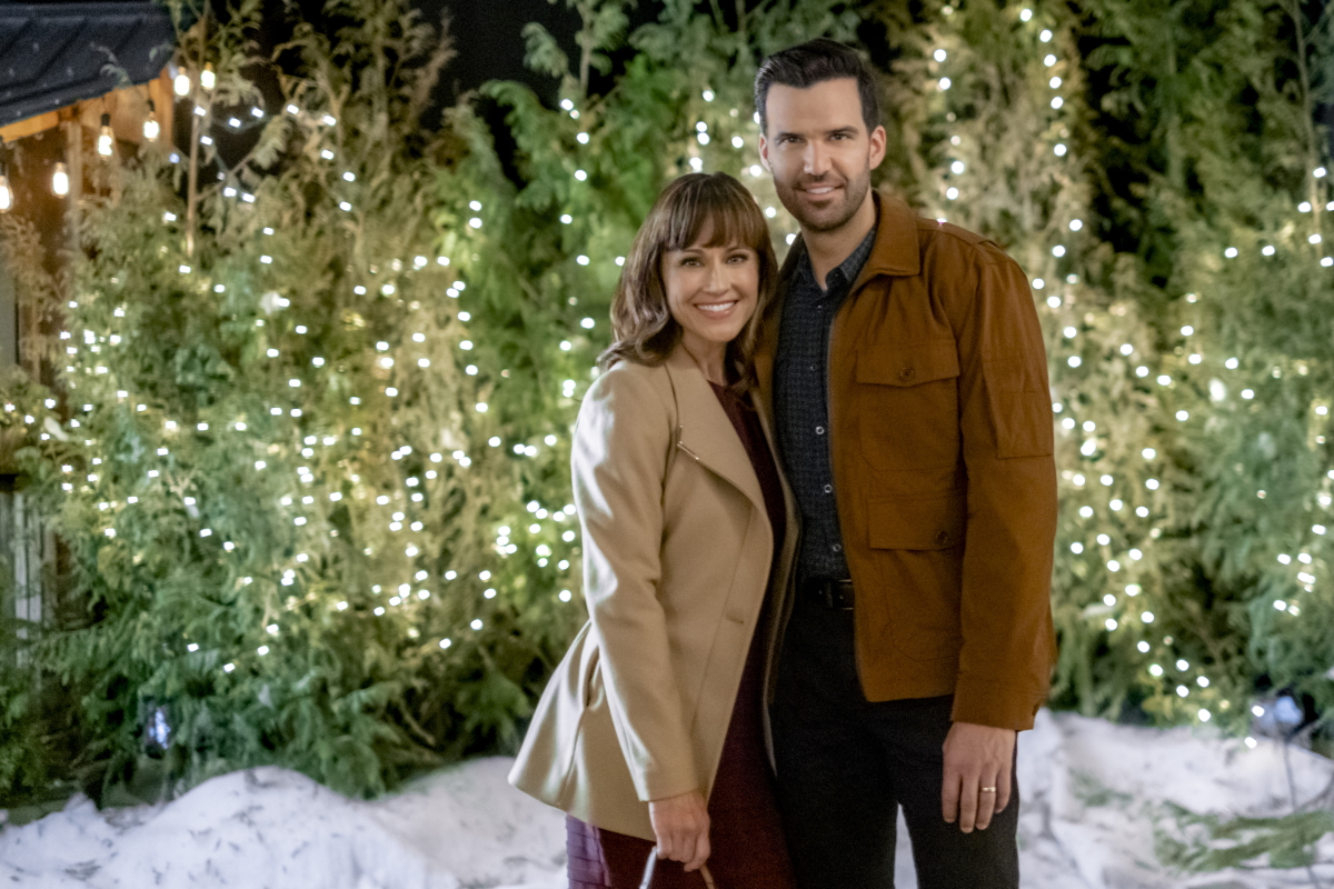 'Cranberry Christmas' Nikki DeLoach and Benjamin Ayres Star in New