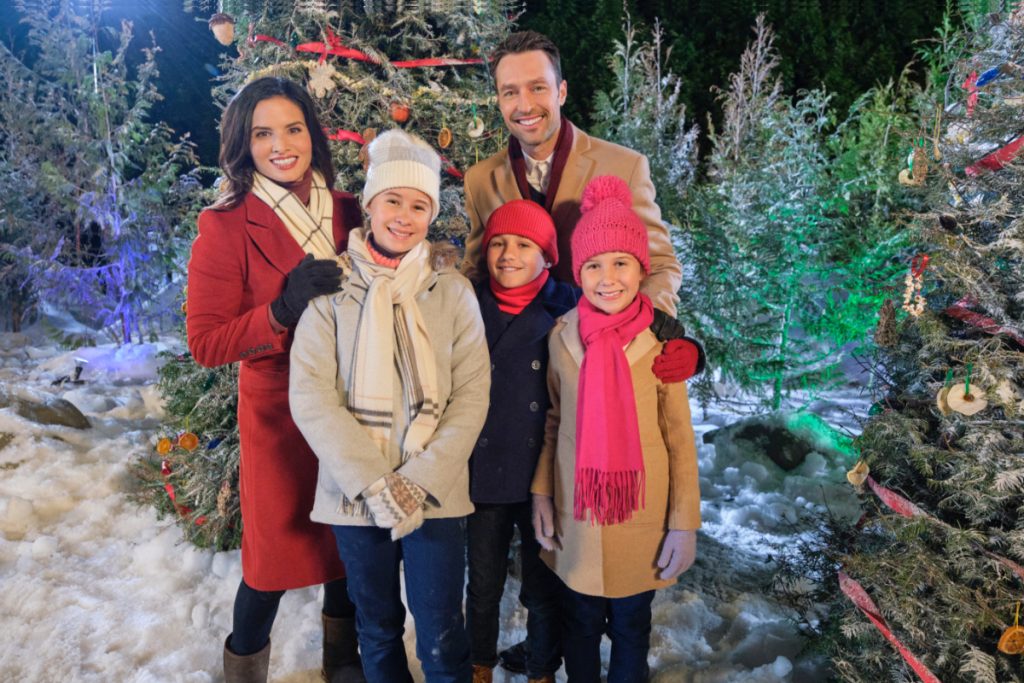 'Christmas with the Darlings': Katrina Law &amp; Carlo Marks Star in New