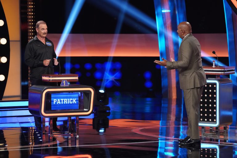 Celebrity Family Feud: Donald Faison vs. Neil Flynn and Wendi McLendon ...